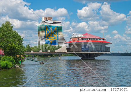 House on river 17271071