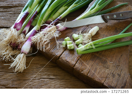 Cut fresh spring onions Cut fresh spring onions 17271265
