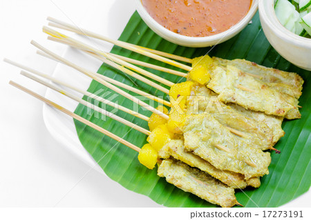 Grilled Pork Satay with Peanut Sauce and Vinegar 17273191