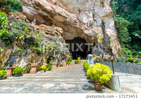 Kek Lok Tong is located at Gunung Rapat,Ipoh Kek Lok Tong is located at Gunung Rapat,Ipoh 17273451