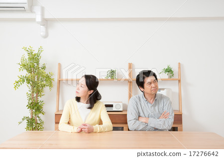 中間的情侶 17276642