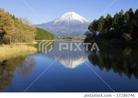 Fuji sunny blue sky copy space Akitagi Lake inverted Fuji Fuji sunny blue sky copy space Akitagi Lake inverted Fuji 17286746