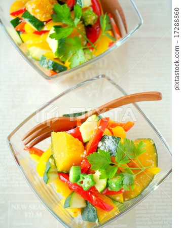 綠色黃色蔬菜鹽醃沙拉(垂直位置高角度) 綠色黃色蔬菜鹽醃沙拉(垂直位置高角度) 17288860