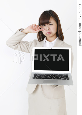 A woman who cries with a personal computer 17289223