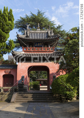 The Sanmon gate of Sofuku-ji 17292598