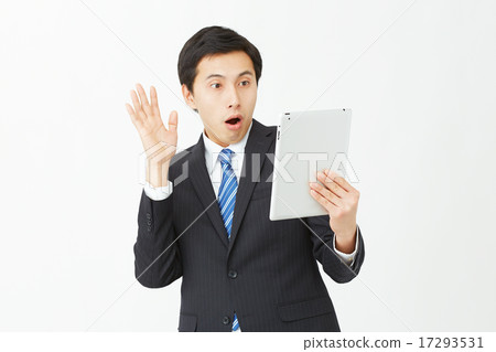 平板電腦的商人感到驚訝 17293531