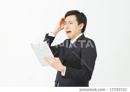 拿著一個平板電腦的商人 17293532