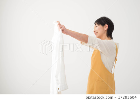 家庭主婦烘乾衣物 17293604