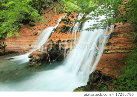 Famous waterfall of Menkei garden (from the right) 17293796