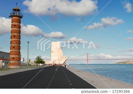 embankment of river Tagus, Lisbon, Portugal 17295366