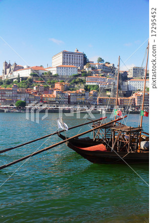 Day scene of Porto, Portugal 17295452