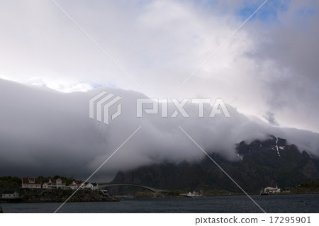 Henningsvaer, Lofoten, Norway 17295901