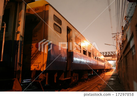 一輛前JR 12系列轎車停在Phalampong站 17297858