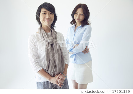 Close women 17301329