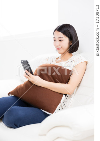 使用智能手機的女人 17308713