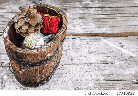 Christmas gift tub with decorations 17310822