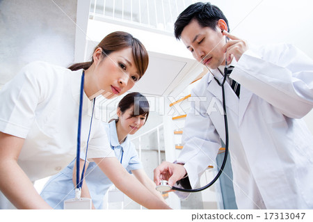 Nurses and doctors conducting medical care 17313047