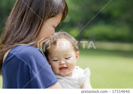 一位女兒在公園接受了一位母親 17314640