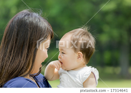 一位女兒在公園接受了一位母親 17314641