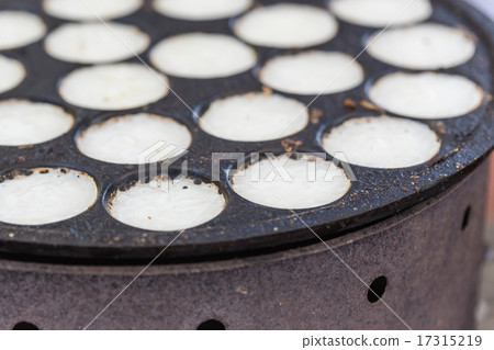 Kanom Krok , Dessert Thai sweet. Thai coconut pudding in open ma Kanom Krok , Dessert Thai sweet. Thai coconut pudding in open ma 17315219