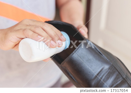 Hand put powder to a shoe, odor stop Hand put powder to a shoe, odor stop 17317054