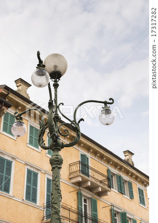 通過新藝術風格的街燈看到的意大利房子 通過新藝術風格的街燈看到的意大利房子 17317282