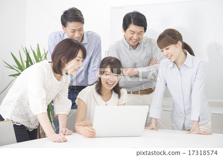 Five women and men watching PC 17318574