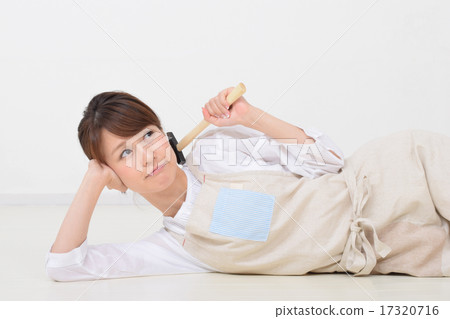 A woman who lies on a flooring with a cannucis A woman who lies on a flooring with a cannucis 17320716