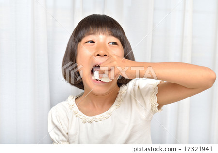 A girl who eats sushi A girl who eats sushi 17321941