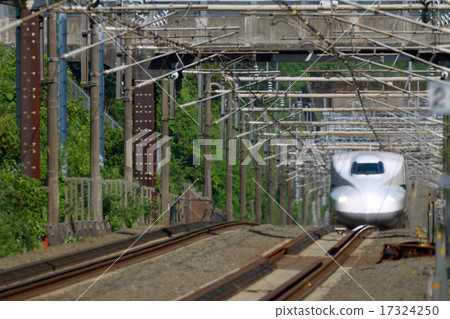 新幹線穿過熱鬧的火焰 新幹線穿過熱鬧的火焰 17324250