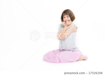 A cute girl sitting in a refreshing summer clothes A cute girl sitting in a refreshing summer clothes 17326298