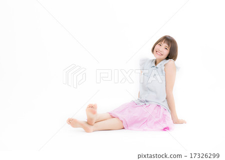 A cute girl sitting in a refreshing summer clothes A cute girl sitting in a refreshing summer clothes 17326299