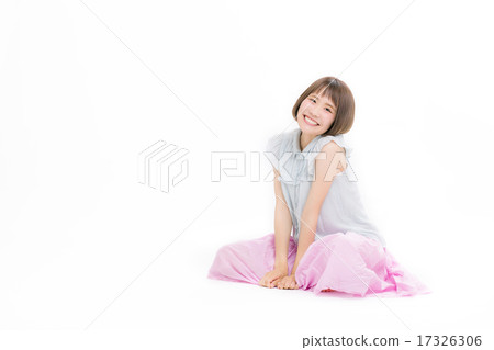 A cute girl sitting in a refreshing summer clothes A cute girl sitting in a refreshing summer clothes 17326306