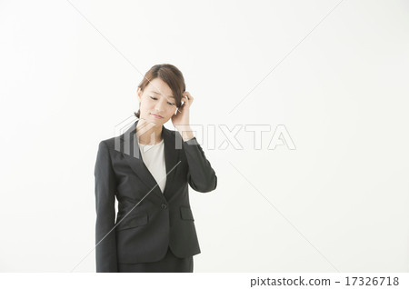 一個女人抱著一個頭 17326718