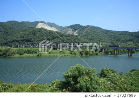 Freight train on the Sanyo Main Line crossing the Yoshii River in Okayama (EF200 type traction) Freight train on the Sanyo Main Line crossing the Yoshii River in Okayama (EF200 type traction) 17327699