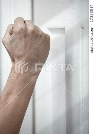 Knocking at the door 17328014