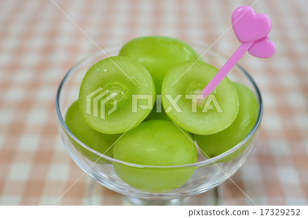 Shine Muscat served on a plate 17329252