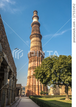 Qutub Minar tower, Delhi, India 17331952