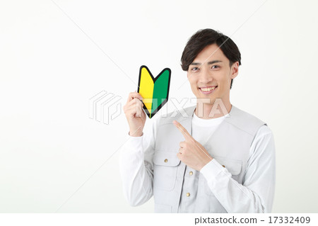 年輕的建築工人 17332409