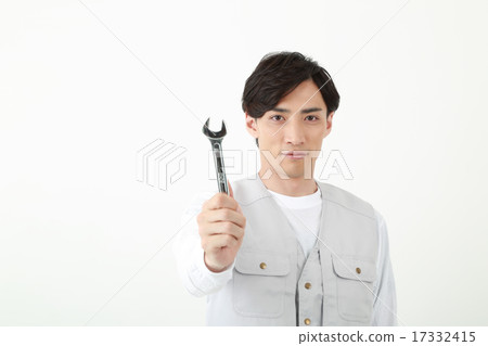 有工具的年輕建築工人 17332415