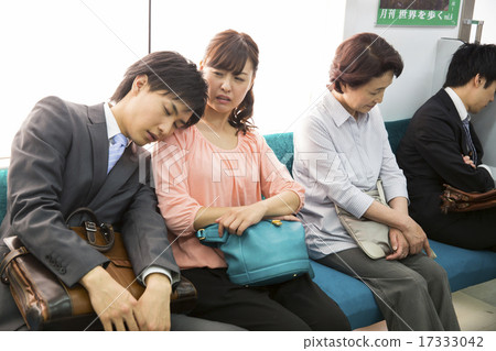 深深地睡在火車上的商人 17333042