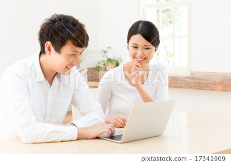 一對夫婦使用個人電腦 一對夫婦使用個人電腦 17341909
