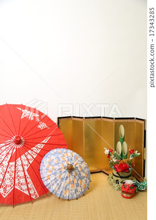 Japanese umbrella and gold folding screen and Kadoma (blur) 17343285