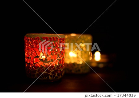Candle-based illumination and black background (front focus) Candle-based illumination and black background (front focus) 17344039