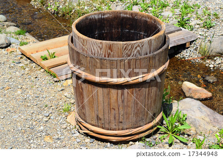 Retro wooden pail 17344948