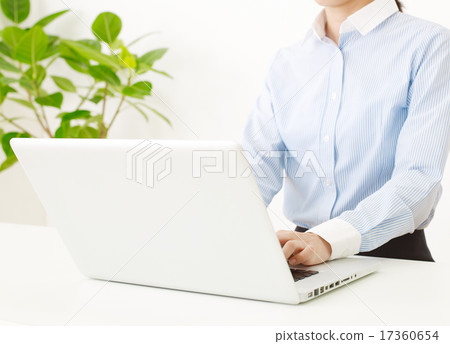 身體部位使用便攜式計算機的女商人 17360654