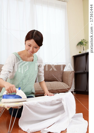 1 woman (Apron housekeeping housewife help helper care welfare everyday life nursing teacher nurse) 1 woman (Apron housekeeping housewife help helper care welfare everyday life nursing teacher nurse) 17361444