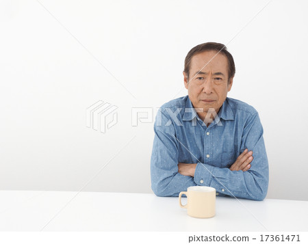 Senior men thinking about arms 17361471