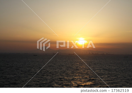 Dusk and Mt. Fuji and the sea 17362519