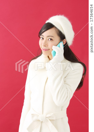 一位年輕女士用智能手機打電話·紅背 17364654